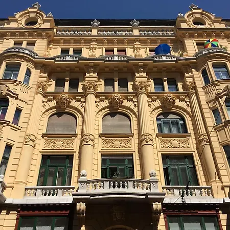 Victoria Apartment *